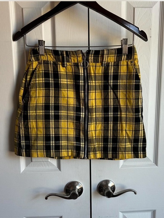 Forever 21 Dresses & Skirts - yellow & black plaid mini skirt w/ zipper down front Has pockets :)